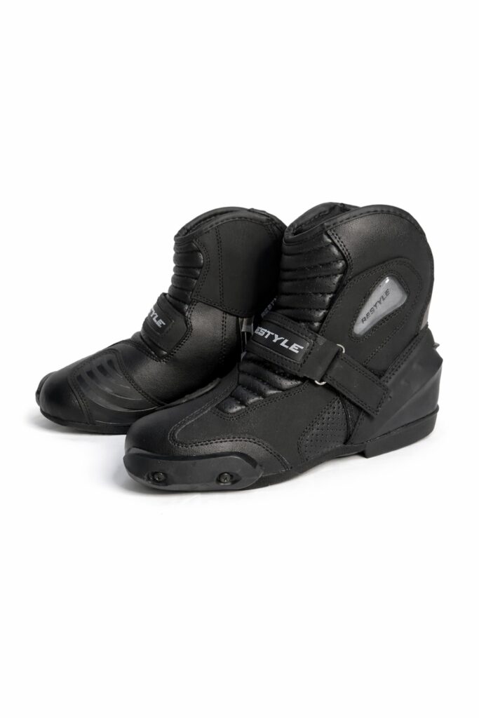 materiale ghete moto moderne din piele, microfibră, textile și TPU